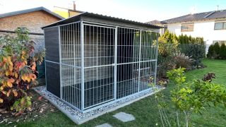 🐶 Pořádný nový domov pro vašeho čtyřnohého kamaráda je tady! Tento kotec 2×3 m se šedým plechem na střeše nejen skvěle...