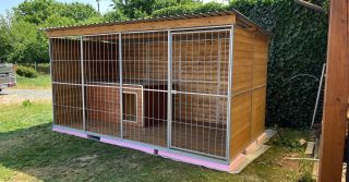 🐶 Potřebujete pro svého chlupáče pořádný prostor? Tento kotec 2×4 m se dřevem ošetřeným lazurovým nátěrem v odstínu dub je...