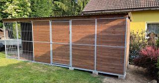 🐶 Potřebujete útulné místo pro pejska a zároveň šikovný prostor pro zahradní náčiní? Máme pro vás perfektní řešení! Tento...